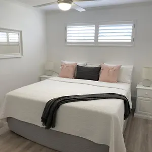 rainbow-beach-dream-newly-renovated-stylish-one-bedroom.queenslandhotels.net/